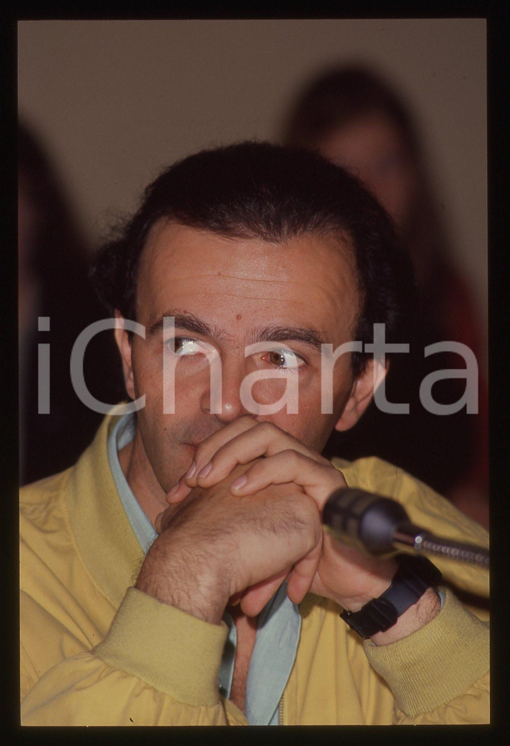 35mm vintage slide* 1988 MILANO - Dodi BATTAGLIA chitarrista POOH ritratto (6)   Diapositiva d'epoca, in formato 35 mm.Nella diapositiva Dodi Battaglia alla presentazione dell'album "Oasi" tenutasi a Milano nei giardini di Via Palestro. CONDIZIONI: GOODE' severamente vietata la riproduzione. Tutti i diritti sono riservati. ICharta mette in vendita, sul negozio eBay e in esclusiva sul sito "icharta" il proprio archivio composto da numerose diapositive e negativi fotografici d'epoca, tutti originali e autentici, che attraversano la storia del costume italiano tra gli la fine degli anni Sessanta e Novanta.Si tratta di uno sguardo inedito sull'attualit&agrave;, la politica, la vita quotidiana, il gossip e la cultura, che fotografa il cambiamento della nazione in quest'ultimo scorcio del XX secolo. Un'occasione unica per il mercato del collezionismo, che vede finalmente disponibile un archivio eccezionale per vastit&agrave;, tematiche e condizioni, in un settore (il negativo fotografico e la diapositiva) di assoluta novit&agrave; e dalle interessanti prospettive di investimento.  originale e autentica 1
