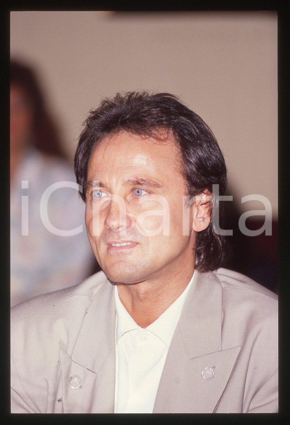 35mm vintage slide* 1988 MILANO - Roby FACCHINETTI cantante POOH ritratto (3)   Diapositiva d'epoca, in formato 35 mm.Nella diapositiva Roby Facchinetti alla presentazione dell'album "Oasi" tenutasi a Milano nei giardini di Via Palestro. CONDIZIONI: GOODE' severamente vietata la riproduzione. Tutti i diritti sono riservati. ICharta mette in vendita, sul negozio eBay e in esclusiva sul sito "icharta" il proprio archivio composto da numerose diapositive e negativi fotografici d'epoca, tutti originali e autentici, che attraversano la storia del costume italiano tra gli la fine degli anni Sessanta e Novanta.Si tratta di uno sguardo inedito sull'attualit&agrave;, la politica, la vita quotidiana, il gossip e la cultura, che fotografa il cambiamento della nazione in quest'ultimo scorcio del XX secolo. Un'occasione unica per il mercato del collezionismo, che vede finalmente disponibile un archivio eccezionale per vastit&agrave;, tematiche e condizioni, in un settore (il negativo fotografico e la diapositiva) di assoluta novit&agrave; e dalle interessanti prospettive di investimento.  originale e autentica 1