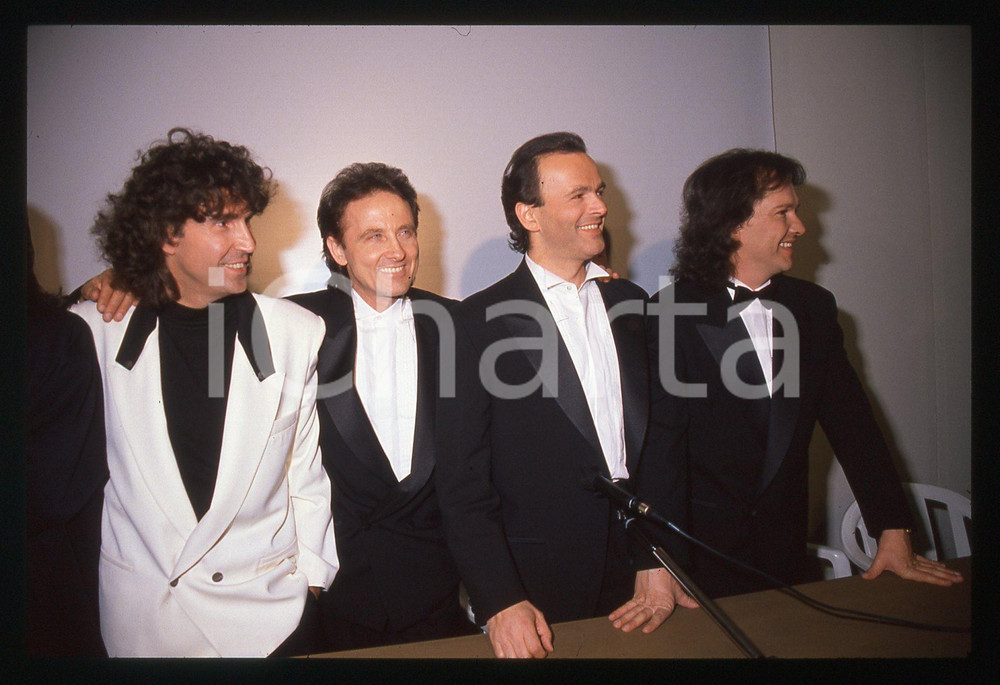 35mm vintage slide* 1990 Festival SANREMO - POOH in conferenza stampa   Diapositiva d'epoca, in formato 35 mm.Nella diapositiva i componenti del gruppo musicale POOH (Roby Facchinetti, Dodi Battaglia, Stefano D'Orazio e Red Canzian) durante una conferenza stampa al Festival di Sanremo del 1990. CONDIZIONI: GOODE' severamente vietata la riproduzione. Tutti i diritti sono riservati. ICharta mette in vendita, sul negozio eBay e in esclusiva sul sito "icharta" il proprio archivio composto da numerose diapositive e negativi fotografici d'epoca, tutti originali e autentici, che attraversano la storia del costume italiano tra gli la fine degli anni Sessanta e Novanta.Si tratta di uno sguardo inedito sull'attualit&agrave;, la politica, la vita quotidiana, il gossip e la cultura, che fotografa il cambiamento della nazione in quest'ultimo scorcio del XX secolo. Un'occasione unica per il mercato del collezionismo, che vede finalmente disponibile un archivio eccezionale per vastit&agrave;, tematiche e condizioni, in un settore (il negativo fotografico e la diapositiva) di assoluta novit&agrave; e dalle interessanti prospettive di investimento.  originale e autentica 1