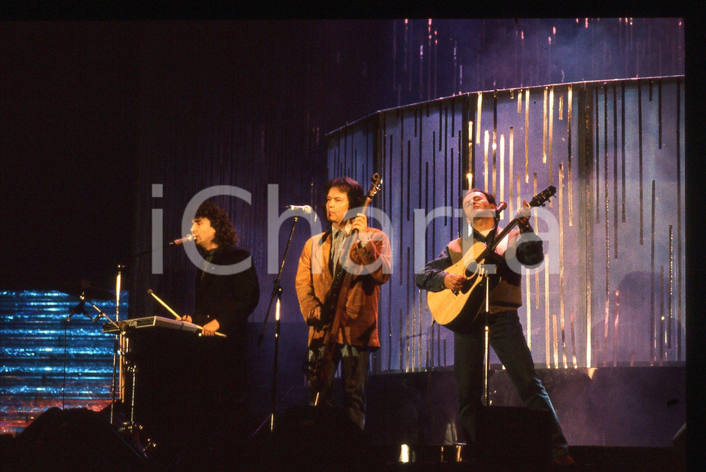 35mm vintage slide* 1990 Festival di SANREMO - POOH cantano "UOMINI SOLI"   Diapositiva d'epoca, in formato 35 mm.Nella diapositiva i componenti del gruppo musicale POOH: Roby Facchinetti, Dodi Battaglia, Stefano D'Orazio e Red Canzian durante il Festival di Sanremo del 1990. CONDIZIONI: GOODE' severamente vietata la riproduzione. Tutti i diritti sono riservati. ICharta mette in vendita, sul negozio eBay e in esclusiva sul sito "icharta" il proprio archivio composto da numerose diapositive e negativi fotografici d'epoca, tutti originali e autentici, che attraversano la storia del costume italiano tra gli la fine degli anni Sessanta e Novanta.Si tratta di uno sguardo inedito sull'attualit&agrave;, la politica, la vita quotidiana, il gossip e la cultura, che fotografa il cambiamento della nazione in quest'ultimo scorcio del XX secolo. Un'occasione unica per il mercato del collezionismo, che vede finalmente disponibile un archivio eccezionale per vastit&agrave;, tematiche e condizioni, in un settore (il negativo fotografico e la diapositiva) di assoluta novit&agrave; e dalle interessanti prospettive di investimento.  originale e autentica 1