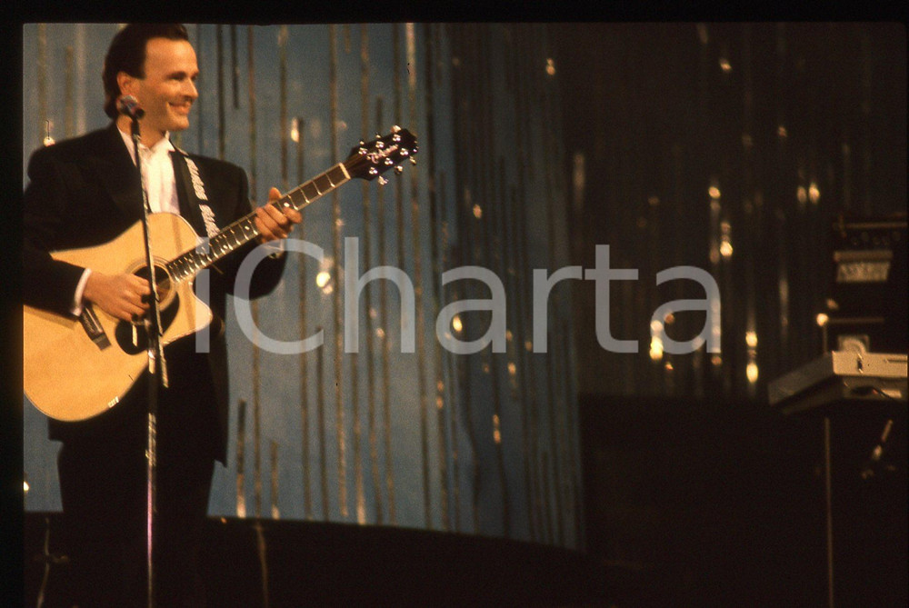 35mm vintage slide* 1990 Festival di SANREMO - Dodi BATTAGLIA dei POOH sul palco   Diapositiva d'epoca, in formato 35 mm. CONDIZIONI: GOODE' severamente vietata la riproduzione. Tutti i diritti sono riservati. ICharta mette in vendita, sul negozio eBay e in esclusiva sul sito "icharta" il proprio archivio composto da numerose diapositive e negativi fotografici d'epoca, tutti originali e autentici, che attraversano la storia del costume italiano tra gli la fine degli anni Sessanta e Novanta.Si tratta di uno sguardo inedito sull'attualit&agrave;, la politica, la vita quotidiana, il gossip e la cultura, che fotografa il cambiamento della nazione in quest'ultimo scorcio del XX secolo. Un'occasione unica per il mercato del collezionismo, che vede finalmente disponibile un archivio eccezionale per vastit&agrave;, tematiche e condizioni, in un settore (il negativo fotografico e la diapositiva) di assoluta novit&agrave; e dalle interessanti prospettive di investimento.  originale e autentica 1