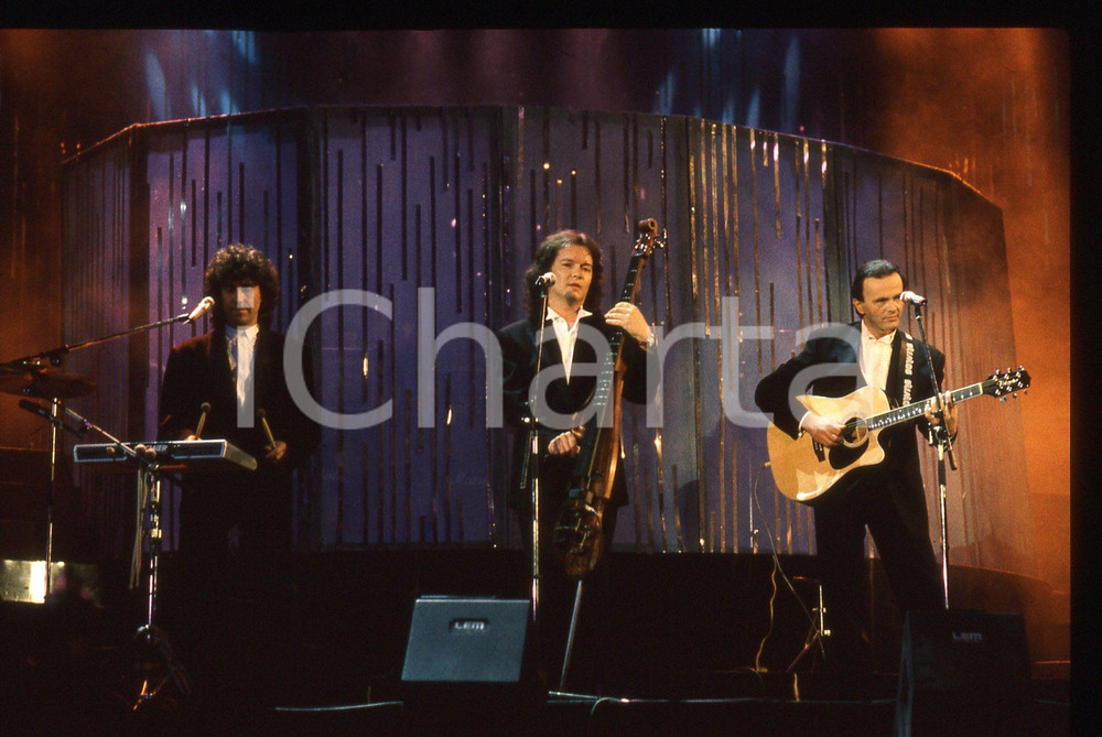 35mm vintage slide* 1990 Festival di SANREMO -  POOH cantano "UOMINI SOLI"   Diapositiva d'epoca, in formato 35 mm.Nella diapositiva i componenti del gruppo musicale POOH: Dodi Battaglia, Stefano D'Orazio e Red Canzian sul palcoscenico del Festival di Sanremo del 1990. CONDIZIONI: GOODE' severamente vietata la riproduzione. Tutti i diritti sono riservati. ICharta mette in vendita, sul negozio eBay e in esclusiva sul sito "icharta" il proprio archivio composto da numerose diapositive e negativi fotografici d'epoca, tutti originali e autentici, che attraversano la storia del costume italiano tra gli la fine degli anni Sessanta e Novanta.Si tratta di uno sguardo inedito sull'attualit&agrave;, la politica, la vita quotidiana, il gossip e la cultura, che fotografa il cambiamento della nazione in quest'ultimo scorcio del XX secolo. Un'occasione unica per il mercato del collezionismo, che vede finalmente disponibile un archivio eccezionale per vastit&agrave;, tematiche e condizioni, in un settore (il negativo fotografico e la diapositiva) di assoluta novit&agrave; e dalle interessanti prospettive di investimento.  originale e autentica 1