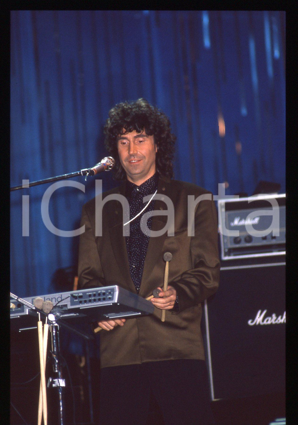 35mm vintage slide* 1990 Festival di SANREMO - Stefano D'ORAZIO dei POOH   Diapositiva d'epoca, in formato 35 mm. CONDIZIONI: GOODE' severamente vietata la riproduzione. Tutti i diritti sono riservati. ICharta mette in vendita, sul negozio eBay e in esclusiva sul sito "icharta" il proprio archivio composto da numerose diapositive e negativi fotografici d'epoca, tutti originali e autentici, che attraversano la storia del costume italiano tra gli la fine degli anni Sessanta e Novanta.Si tratta di uno sguardo inedito sull'attualit&agrave;, la politica, la vita quotidiana, il gossip e la cultura, che fotografa il cambiamento della nazione in quest'ultimo scorcio del XX secolo. Un'occasione unica per il mercato del collezionismo, che vede finalmente disponibile un archivio eccezionale per vastit&agrave;, tematiche e condizioni, in un settore (il negativo fotografico e la diapositiva) di assoluta novit&agrave; e dalle interessanti prospettive di investimento.  originale e autentica 1