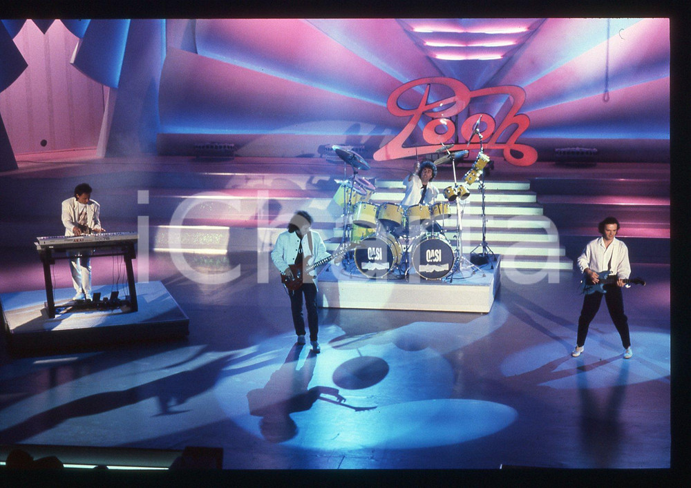 35mm vintage slide* 1989 SAINT VINCENT - POOH a UN DISCO PER L'ESTATE   Diapositiva d'epoca, in formato 35 mm.Nella diapositiva i componenti del gruppo musicale POOH (Roby Facchinetti, Dodi Battaglia, Stefano D'Orazio e Red Canzian) a "Un disco per l'estate" 1989. CONDIZIONI: GOODE' severamente vietata la riproduzione. Tutti i diritti sono riservati. ICharta mette in vendita, sul negozio eBay e in esclusiva sul sito "icharta" il proprio archivio composto da numerose diapositive e negativi fotografici d'epoca, tutti originali e autentici, che attraversano la storia del costume italiano tra gli la fine degli anni Sessanta e Novanta.Si tratta di uno sguardo inedito sull'attualit&agrave;, la politica, la vita quotidiana, il gossip e la cultura, che fotografa il cambiamento della nazione in quest'ultimo scorcio del XX secolo. Un'occasione unica per il mercato del collezionismo, che vede finalmente disponibile un archivio eccezionale per vastit&agrave;, tematiche e condizioni, in un settore (il negativo fotografico e la diapositiva) di assoluta novit&agrave; e dalle interessanti prospettive di investimento.  originale e autentica 1
