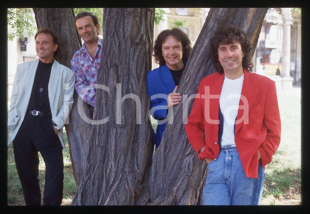 35mm vintage slide* 1990ca MUSICA - POOH ritratto del gruppo (2)   Diapositiva d'epoca, in formato 35 mm.Nella diapositiva i componenti del gruppo musicale POOH: Roby Facchinetti, Dodi Battaglia, Stefano D'Orazio e Red Canzian. CONDIZIONI: GOODE' severamente vietata la riproduzione. Tutti i diritti sono riservati. ICharta mette in vendita, sul negozio eBay e in esclusiva sul sito "icharta" il proprio archivio composto da numerose diapositive e negativi fotografici d'epoca, tutti originali e autentici, che attraversano la storia del costume italiano tra gli la fine degli anni Sessanta e Novanta.Si tratta di uno sguardo inedito sull'attualit&agrave;, la politica, la vita quotidiana, il gossip e la cultura, che fotografa il cambiamento della nazione in quest'ultimo scorcio del XX secolo. Un'occasione unica per il mercato del collezionismo, che vede finalmente disponibile un archivio eccezionale per vastit&agrave;, tematiche e condizioni, in un settore (il negativo fotografico e la diapositiva) di assoluta novit&agrave; e dalle interessanti prospettive di investimento.  originale e autentica 1