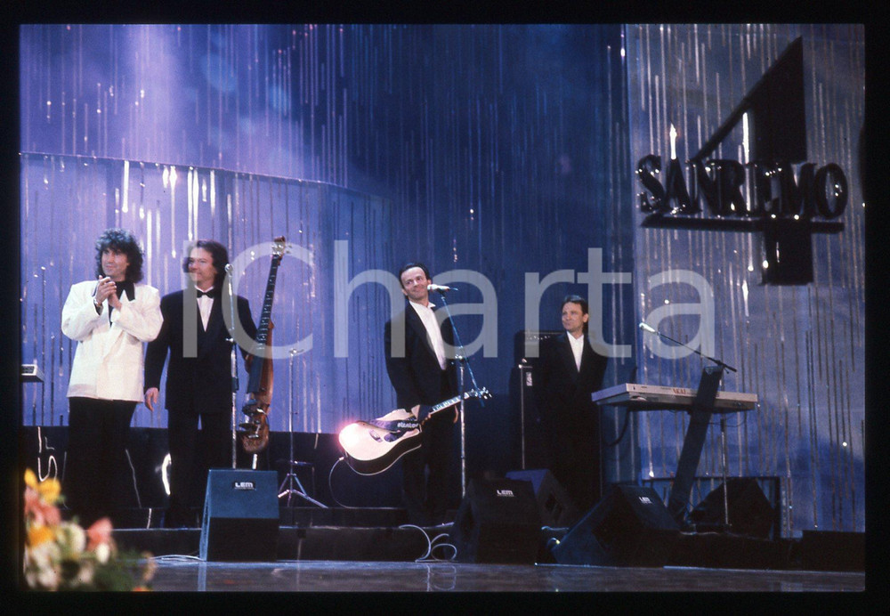 35mm vintage slide* 1990 Festival di SANREMO - POOH cantano "UOMINI SOLI" (3)   Diapositiva d'epoca, in formato 35 mm.Nella diapositiva i componenti del gruppo musicale POOH: Roby Facchinetti, Dodi Battaglia, Stefano D'Orazio e Red Canzian durante il Festival di Sanremo del 1990. CONDIZIONI: GOODE' severamente vietata la riproduzione. Tutti i diritti sono riservati. ICharta mette in vendita, sul negozio eBay e in esclusiva sul sito "icharta" il proprio archivio composto da numerose diapositive e negativi fotografici d'epoca, tutti originali e autentici, che attraversano la storia del costume italiano tra gli la fine degli anni Sessanta e Novanta.Si tratta di uno sguardo inedito sull'attualit&agrave;, la politica, la vita quotidiana, il gossip e la cultura, che fotografa il cambiamento della nazione in quest'ultimo scorcio del XX secolo. Un'occasione unica per il mercato del collezionismo, che vede finalmente disponibile un archivio eccezionale per vastit&agrave;, tematiche e condizioni, in un settore (il negativo fotografico e la diapositiva) di assoluta novit&agrave; e dalle interessanti prospettive di investimento.  originale e autentica 1