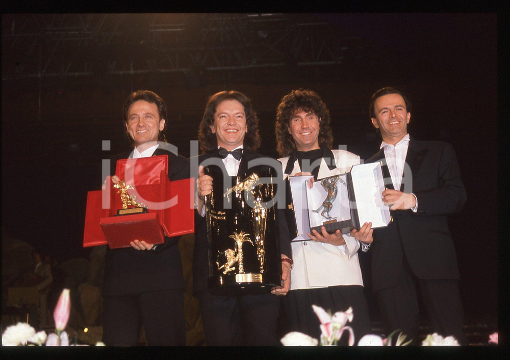 35mm vintage slide* 1990 Festival SANREMO - POOH vincitori con UOMINI SOLI (2)   Diapositiva d'epoca, in formato 35 mm.Nella diapositiva i componenti del gruppo musicale POOH: Roby Facchinetti, Dodi Battaglia, Stefano D'Orazio e Red Canzian durante la premiazione al Festival di Sanremo del 1990. CONDIZIONI: GOODE' severamente vietata la riproduzione. Tutti i diritti sono riservati. ICharta mette in vendita, sul negozio eBay e in esclusiva sul sito "icharta" il proprio archivio composto da numerose diapositive e negativi fotografici d'epoca, tutti originali e autentici, che attraversano la storia del costume italiano tra gli la fine degli anni Sessanta e Novanta.Si tratta di uno sguardo inedito sull'attualit&agrave;, la politica, la vita quotidiana, il gossip e la cultura, che fotografa il cambiamento della nazione in quest'ultimo scorcio del XX secolo. Un'occasione unica per il mercato del collezionismo, che vede finalmente disponibile un archivio eccezionale per vastit&agrave;, tematiche e condizioni, in un settore (il negativo fotografico e la diapositiva) di assoluta novit&agrave; e dalle interessanti prospettive di investimento.  originale e autentica 1