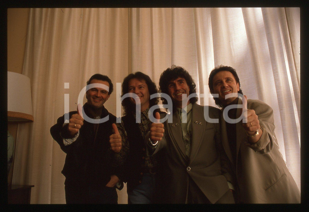 35mm vintage slide* 1990 Festival di SANREMO -  POOH ritratto del gruppo (4)   Diapositiva d'epoca, in formato 35 mm.Nella diapositiva i componenti del gruppo musicale POOH: Roby Facchinetti, Dodi Battaglia, Stefano D'Orazio e Red Canzian a Sanremo nel 1990. CONDIZIONI: GOODE' severamente vietata la riproduzione. Tutti i diritti sono riservati. ICharta mette in vendita, sul negozio eBay e in esclusiva sul sito "icharta" il proprio archivio composto da numerose diapositive e negativi fotografici d'epoca, tutti originali e autentici, che attraversano la storia del costume italiano tra gli la fine degli anni Sessanta e Novanta.Si tratta di uno sguardo inedito sull'attualit&agrave;, la politica, la vita quotidiana, il gossip e la cultura, che fotografa il cambiamento della nazione in quest'ultimo scorcio del XX secolo. Un'occasione unica per il mercato del collezionismo, che vede finalmente disponibile un archivio eccezionale per vastit&agrave;, tematiche e condizioni, in un settore (il negativo fotografico e la diapositiva) di assoluta novit&agrave; e dalle interessanti prospettive di investimento.  originale e autentica 1