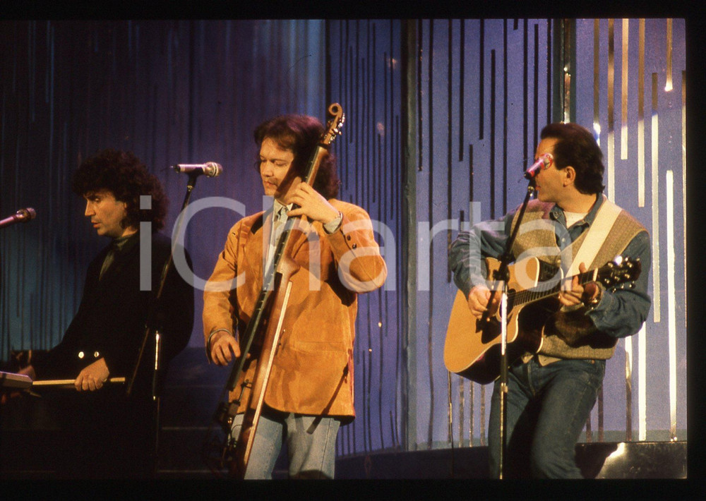 35mm vintage slide* 1990 Festival di SANREMO - POOH cantano "UOMINI SOLI" (4)   Diapositiva d'epoca, in formato 35 mm.Nella diapositiva i componenti del gruppo musicale POOH (Dodi Battaglia, Stefano D'Orazio e Red Canzian) sul palcoscenico del Festival di Sanremo del 1990. CONDIZIONI: GOODE' severamente vietata la riproduzione. Tutti i diritti sono riservati. ICharta mette in vendita, sul negozio eBay e in esclusiva sul sito "icharta" il proprio archivio composto da numerose diapositive e negativi fotografici d'epoca, tutti originali e autentici, che attraversano la storia del costume italiano tra gli la fine degli anni Sessanta e Novanta.Si tratta di uno sguardo inedito sull'attualit&agrave;, la politica, la vita quotidiana, il gossip e la cultura, che fotografa il cambiamento della nazione in quest'ultimo scorcio del XX secolo. Un'occasione unica per il mercato del collezionismo, che vede finalmente disponibile un archivio eccezionale per vastit&agrave;, tematiche e condizioni, in un settore (il negativo fotografico e la diapositiva) di assoluta novit&agrave; e dalle interessanti prospettive di investimento.  originale e autentica 1