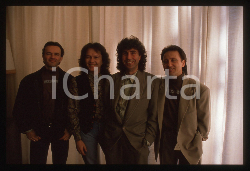 35mm vintage slide* 1990 Festival di SANREMO -  POOH ritratto del gruppo (5)   Diapositiva d'epoca, in formato 35 mm.Nella diapositiva i componenti del gruppo musicale POOH: Roby Facchinetti, Dodi Battaglia, Stefano D'Orazio e Red Canzian a Sanremo nel 1990. CONDIZIONI: GOODE' severamente vietata la riproduzione. Tutti i diritti sono riservati. ICharta mette in vendita, sul negozio eBay e in esclusiva sul sito "icharta" il proprio archivio composto da numerose diapositive e negativi fotografici d'epoca, tutti originali e autentici, che attraversano la storia del costume italiano tra gli la fine degli anni Sessanta e Novanta.Si tratta di uno sguardo inedito sull'attualit&agrave;, la politica, la vita quotidiana, il gossip e la cultura, che fotografa il cambiamento della nazione in quest'ultimo scorcio del XX secolo. Un'occasione unica per il mercato del collezionismo, che vede finalmente disponibile un archivio eccezionale per vastit&agrave;, tematiche e condizioni, in un settore (il negativo fotografico e la diapositiva) di assoluta novit&agrave; e dalle interessanti prospettive di investimento.  originale e autentica 1