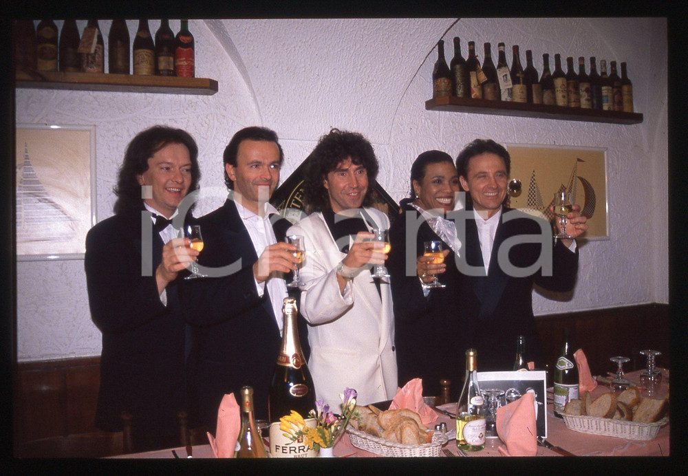 35mm vintage slide* 1990 SANREMO POOH e Didi BRIDGEWATER vincitori al Festival   Diapositiva d'epoca, in formato 35 mm.Nella diapositiva il gruppo dei Pooh (Roby Facchinetti, Dodi Battaglia, Stefano D'Orazio e Red Canzian) con la cantante Didi Bridgewater dopo la vittoria al Festival di Sanremo del 1990. CONDIZIONI: GOODE' severamente vietata la riproduzione. Tutti i diritti sono riservati. ICharta mette in vendita, sul negozio eBay e in esclusiva sul sito "icharta" il proprio archivio composto da numerose diapositive e negativi fotografici d'epoca, tutti originali e autentici, che attraversano la storia del costume italiano tra gli la fine degli anni Sessanta e Novanta.Si tratta di uno sguardo inedito sull'attualit&agrave;, la politica, la vita quotidiana, il gossip e la cultura, che fotografa il cambiamento della nazione in quest'ultimo scorcio del XX secolo. Un'occasione unica per il mercato del collezionismo, che vede finalmente disponibile un archivio eccezionale per vastit&agrave;, tematiche e condizioni, in un settore (il negativo fotografico e la diapositiva) di assoluta novit&agrave; e dalle interessanti prospettive di investimento.  originale e autentica 1