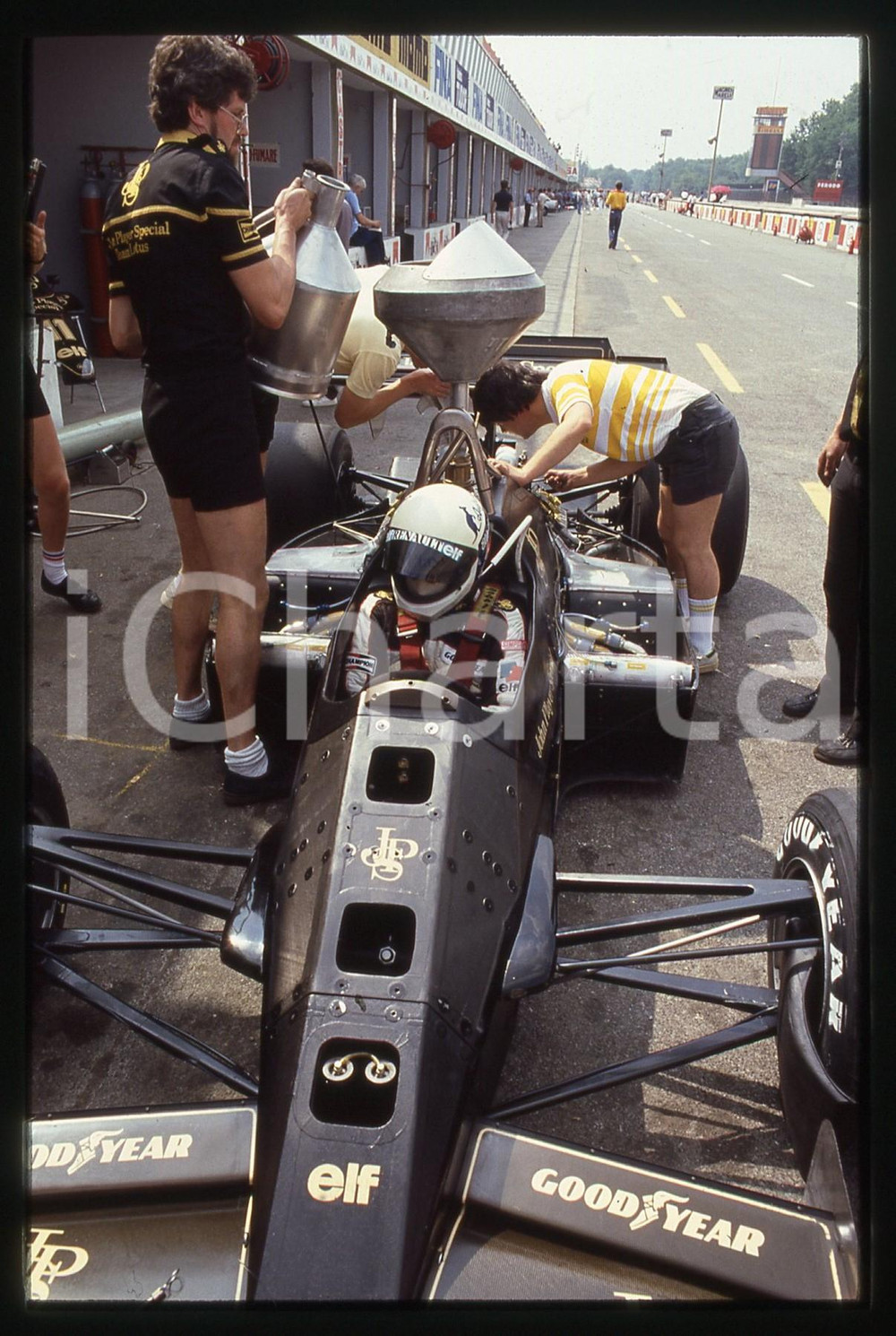 Fotografia d epoca originale 35mm vintage slide 1984 FORMULA 1  Elio DE ANGELIS a bordo della LOTUS 95T 2 1