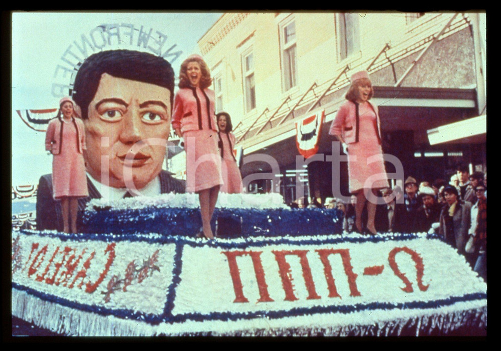 35mm vintage slide* 1978 Film ANIMAL HOUSE regia John LANDIS - una scena   Diapositiva d'epoca, in formato 35 mm. CONDIZIONI: GOODE' severamente vietata la riproduzione. Tutti i diritti sono riservati. ICharta mette in vendita, sul negozio eBay e in esclusiva sul sito "icharta" il proprio archivio composto da numerose diapositive e negativi fotografici d'epoca, tutti originali e autentici, che attraversano la storia del costume italiano tra gli la fine degli anni Sessanta e Novanta.Si tratta di uno sguardo inedito sull'attualit&agrave;, la politica, la vita quotidiana, il gossip e la cultura, che fotografa il cambiamento della nazione in quest'ultimo scorcio del XX secolo. Un'occasione unica per il mercato del collezionismo, che vede finalmente disponibile un archivio eccezionale per vastit&agrave;, tematiche e condizioni, in un settore (il negativo fotografico e la diapositiva) di assoluta novit&agrave; e dalle interessanti prospettive di investimento.  originale e autentica 1