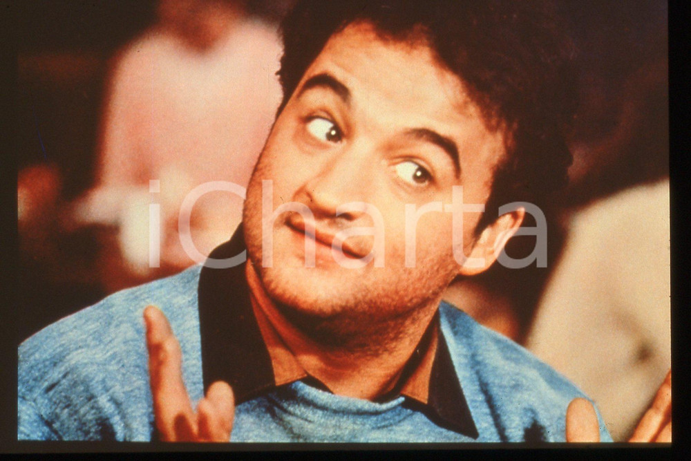 35mm vintage slide* 1978 ANIMAL HOUSE - John BELUSHI in una scena del film (2)   Diapositiva d'epoca, in formato 35 mm. CONDIZIONI: GOODE' severamente vietata la riproduzione. Tutti i diritti sono riservati. ICharta mette in vendita, sul negozio eBay e in esclusiva sul sito "icharta" il proprio archivio composto da numerose diapositive e negativi fotografici d'epoca, tutti originali e autentici, che attraversano la storia del costume italiano tra gli la fine degli anni Sessanta e Novanta.Si tratta di uno sguardo inedito sull'attualit&agrave;, la politica, la vita quotidiana, il gossip e la cultura, che fotografa il cambiamento della nazione in quest'ultimo scorcio del XX secolo. Un'occasione unica per il mercato del collezionismo, che vede finalmente disponibile un archivio eccezionale per vastit&agrave;, tematiche e condizioni, in un settore (il negativo fotografico e la diapositiva) di assoluta novit&agrave; e dalle interessanti prospettive di investimento.  originale e autentica 1
