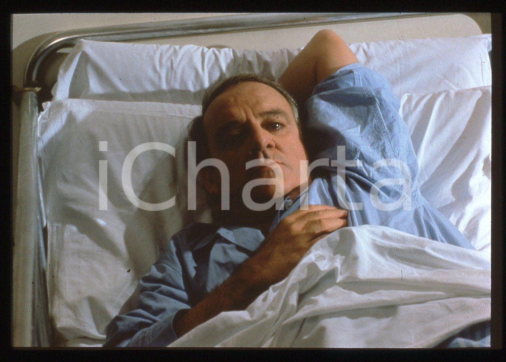 35mm vintage slide* 1998 Serie Tv AVVOCATI di Giorgio FERRARA - Una scena   Diapositiva d'epoca, in formato 35 mm. CONDIZIONI: GOODE' severamente vietata la riproduzione. Tutti i diritti sono riservati. ICharta mette in vendita, sul negozio eBay e in esclusiva sul sito "icharta" il proprio archivio composto da numerose diapositive e negativi fotografici d'epoca, tutti originali e autentici, che attraversano la storia del costume italiano tra gli la fine degli anni Sessanta e Novanta.Si tratta di uno sguardo inedito sull'attualit&agrave;, la politica, la vita quotidiana, il gossip e la cultura, che fotografa il cambiamento della nazione in quest'ultimo scorcio del XX secolo. Un'occasione unica per il mercato del collezionismo, che vede finalmente disponibile un archivio eccezionale per vastit&agrave;, tematiche e condizioni, in un settore (il negativo fotografico e la diapositiva) di assoluta novit&agrave; e dalle interessanti prospettive di investimento.  originale e autentica 1
