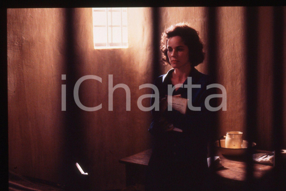 35mm vintage slide* 1988 Film A WORLD APART - Barbara HERSHEY in una scena