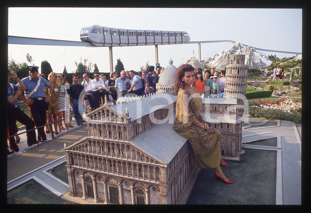 35mm vintage slide* 1990ca RIMINI Serena GRANDI visita ITALIA IN MINIATURA (16)