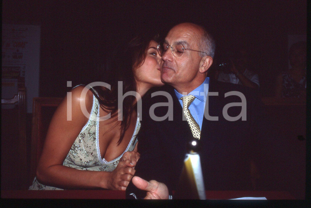 35mm vintage slide* 2000 MILANO - Megan GALE bacia Gabriele ALBERTINI 