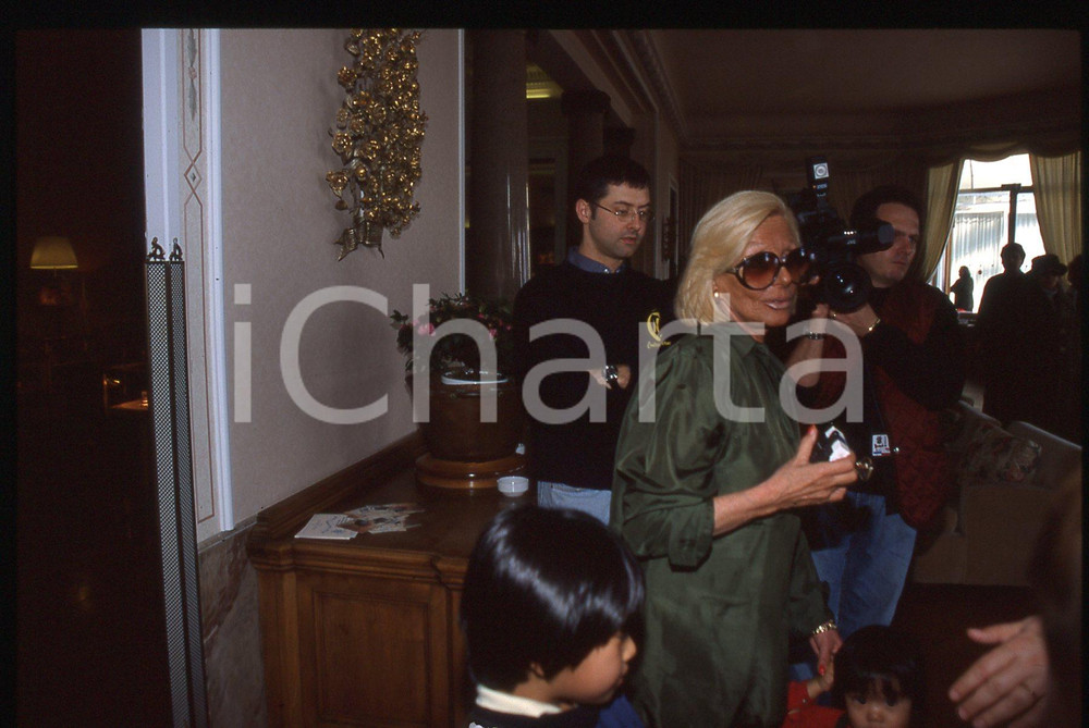 35mm vintage slide* 1990ca MILANO - Sandra MONDAINI con Gianmarco e Raymond (2)