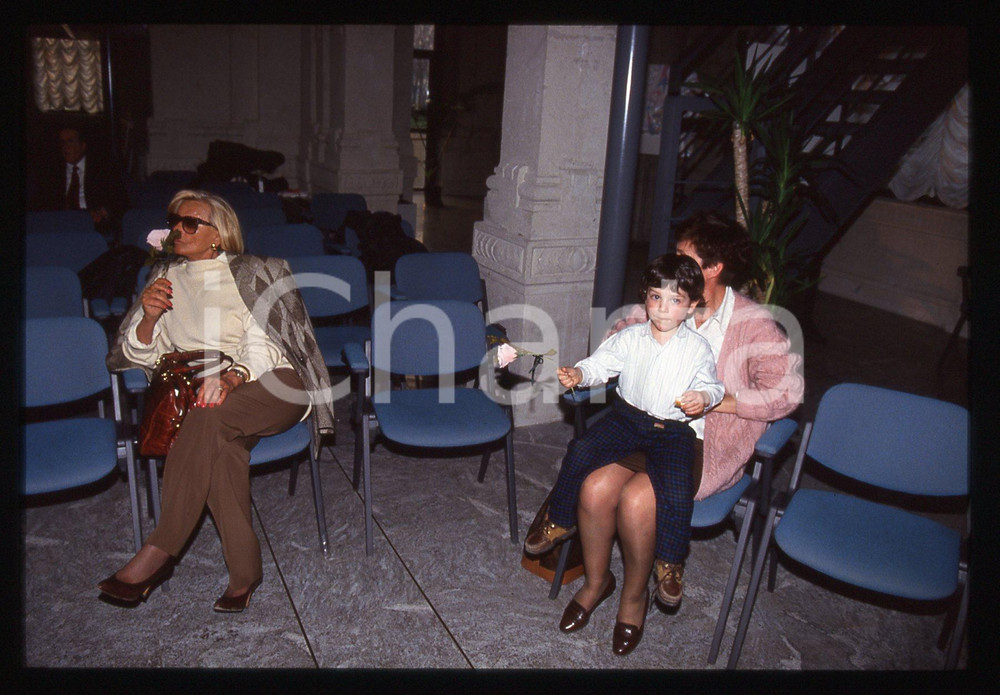 35mm vintage slide* 1990ca MILANO - Sandra MONDAINI ritratta ad un evento