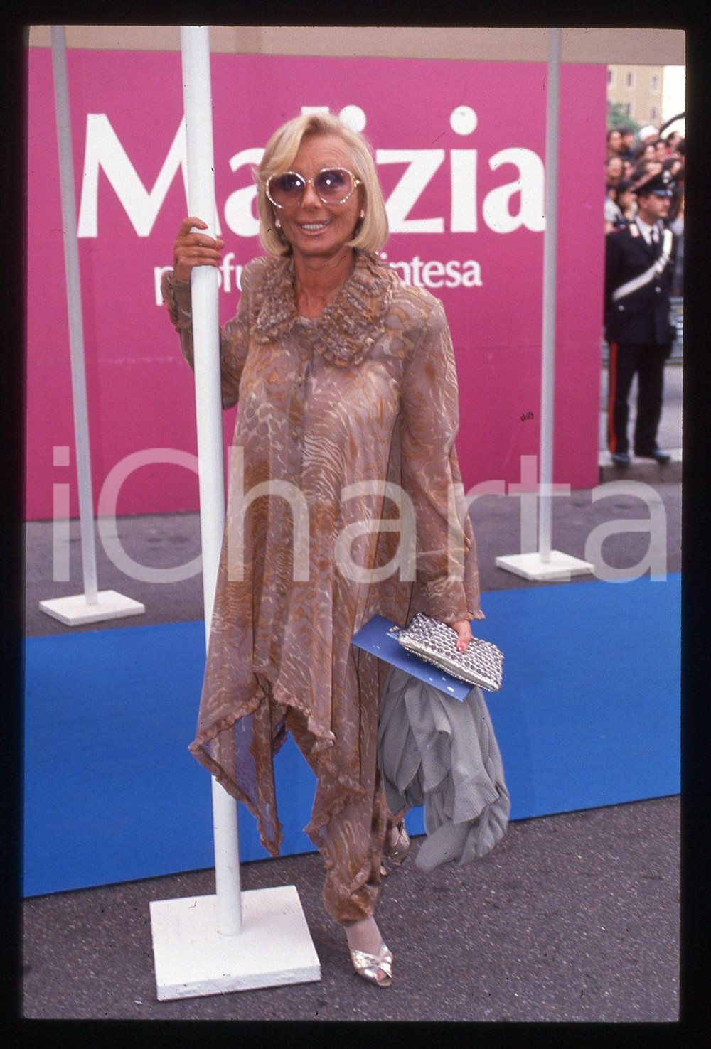 Fotografia d epoca originale 35mm vintage slide 1990ca MILANO Notte TELEGATTI  Sandra MONDAINI ritratto 3 1