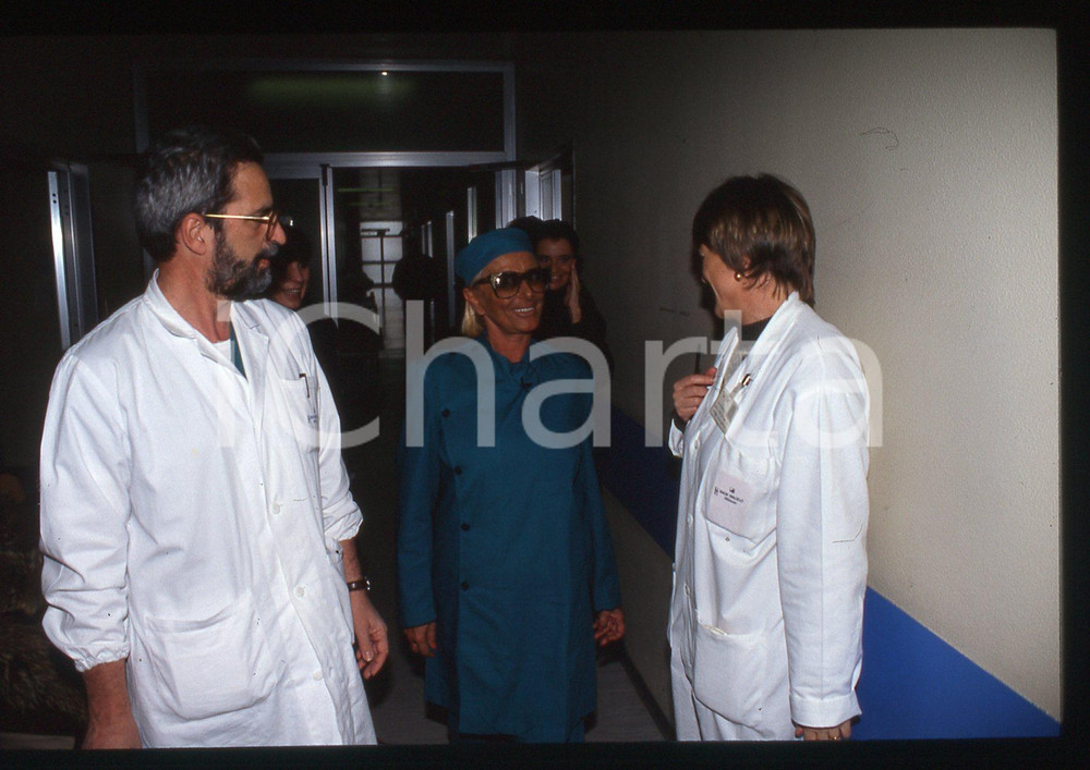 35mm vintage slide* 1990ca MILANO Sandra MONDAINI in una nursery (3)
