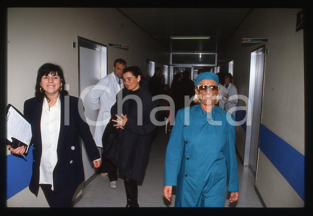 35mm vintage slide* 1990ca MILANO Sandra MONDAINI in una nursery (4)