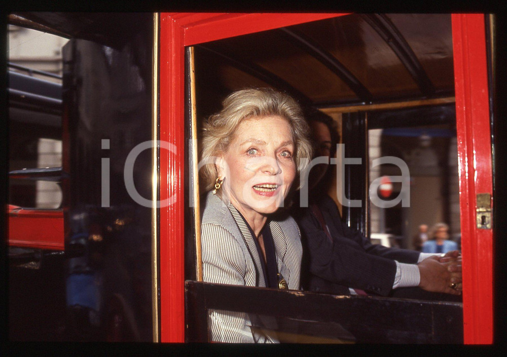 35mm vintage slide* 1990 COMO - VIVA HOLLYWOOD Lauren BACALL Ritratto (14)   Diapositiva d'epoca, in formato 35 mm.Nella diapositiva Lauren Bacall sul lago di Como in occasione dell'evento Viva Hollywood per la consegna del Merit of Achievement Award. CONDIZIONI: GOODE' severamente vietata la riproduzione. Tutti i diritti sono riservati. ICharta mette in vendita, sul negozio eBay e in esclusiva sul sito "icharta" il proprio archivio composto da numerose diapositive e negativi fotografici d'epoca, tutti originali e autentici, che attraversano la storia del costume italiano tra gli la fine degli anni Sessanta e Novanta.Si tratta di uno sguardo inedito sull'attualit&agrave;, la politica, la vita quotidiana, il gossip e la cultura, che fotografa il cambiamento della nazione in quest'ultimo scorcio del XX secolo. Un'occasione unica per il mercato del collezionismo, che vede finalmente disponibile un archivio eccezionale per vastit&agrave;, tematiche e condizioni, in un settore (il negativo fotografico e la diapositiva) di assoluta novit&agrave; e dalle interessanti prospettive di investimento.  originale e autentica 1