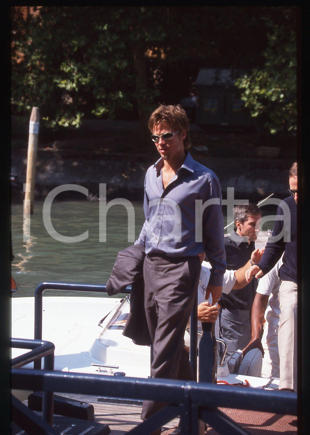 35mm vintage slide* 1999 VENEZIA - Brad PITT arrivo in motoscafo al Festival (2)