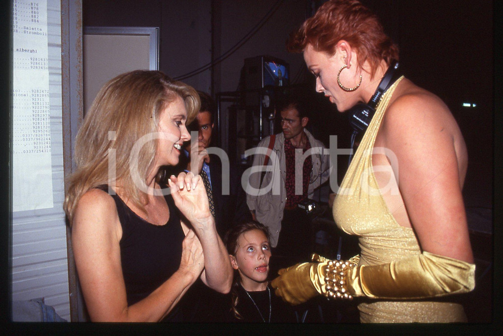 35mm vintage slide* 1992 PREMIO TV - Olivia NEWTON-JOHN e Brigitte NIELSEN (9)