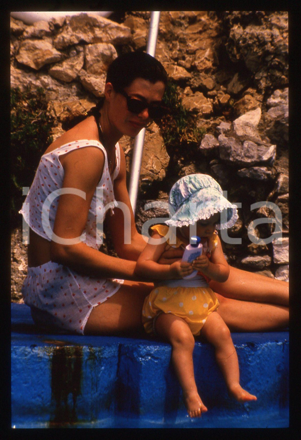 35mm vintage slide* 1990ca COSTUME - Kelly LEBROCK al mare con la figlia