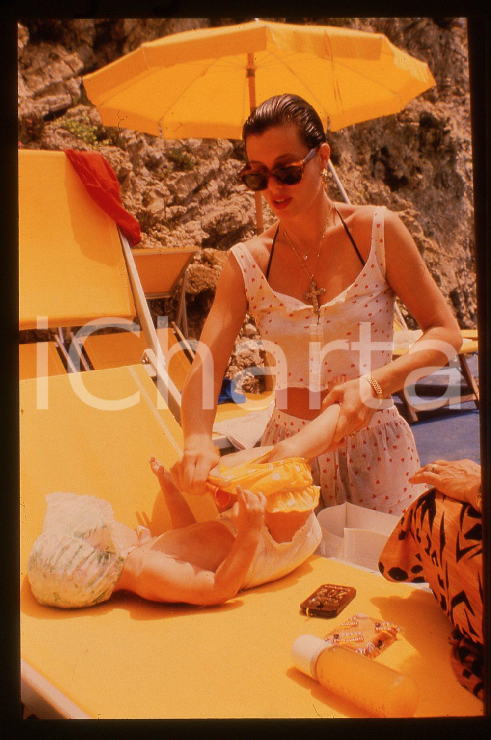 35mm vintage slide* 1990ca COSTUME - Kelly LEBROCK al mare con la figlia (2) 