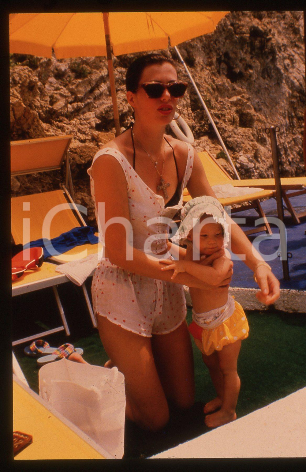 35mm vintage slide* 1990ca ITALIA Kelly LEBROCK al mare con la figlia (3)