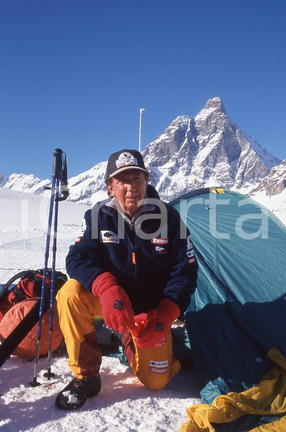 35mm vintage slide* 2001 CERVINIA Mike BONGIORNO prepara spedizione Polo Nord 23 
