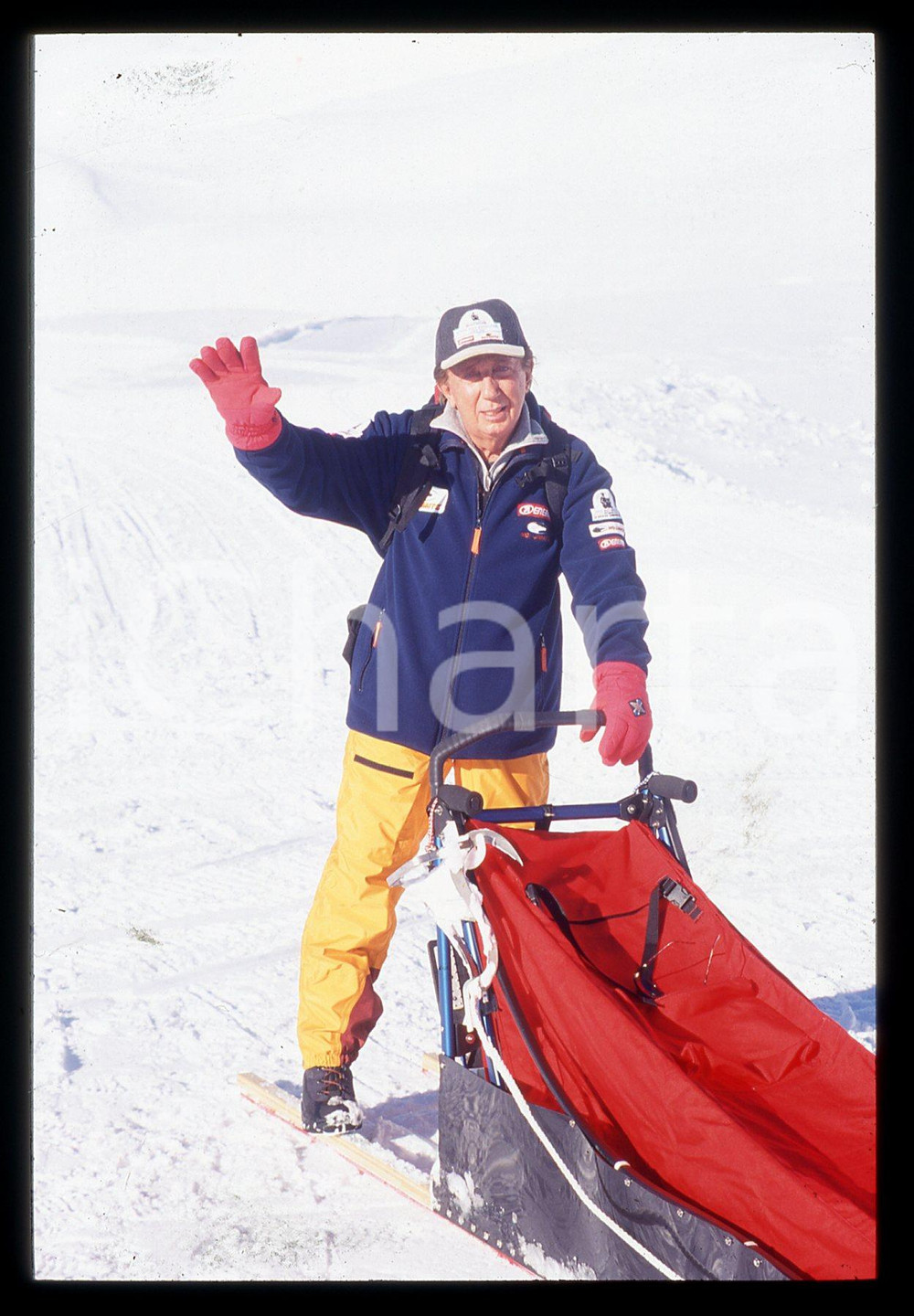 35mm vintage slide^ 2001 CERVINIA Mike BONGIORNO prepara spedizione Polo Nord 34 Diapositiva d'epoca, in formato 35 mm.Nella diapositiva compare Mike Bongiorno al campo base di Cervinia durante la preparazione per la spediazione al Polo Nord sulle orme dell'impresa del Duca Degli Abruzzi nel 1900. CONDIZIONI: GOODE' severamente vietata la riproduzione. Tutti i diritti sono riservati. ICharta mette in vendita, sul negozio eBay e in esclusiva sul sito "icharta" il proprio archivio composto da numerose diapositive e negativi fotografici d'epoca, tutti originali e autentici, che attraversano la storia del costume italiano tra gli la fine degli anni Sessanta e Novanta.Si tratta di uno sguardo inedito sull'attualit&agrave;, la politica, la vita quotidiana, il gossip e la cultura, che fotografa il cambiamento della nazione in quest'ultimo scorcio del XX secolo. Un'occasione unica per il mercato del collezionismo, che vede finalmente disponibile un archivio eccezionale per vastit&agrave;, tematiche e condizioni, in un settore (il negativo fotografico e la diapositiva) di assoluta novit&agrave; e dalle interessanti prospettive di investimento.  originale e autentica 1