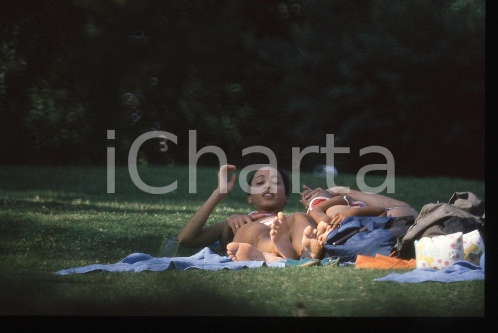 35mm vintage slide* 1990ca ITALIA COSTUME Pat CLEVELAND paparazzata al sole (3)