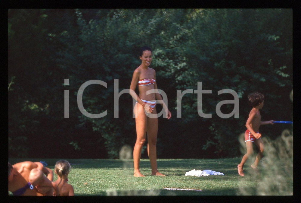 35mm vintage slide* 1990ca ITALIA COSTUME Pat CLEVELAND paparazzata al sole (8)
