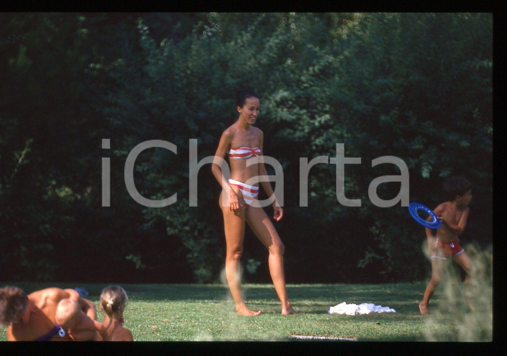 35mm vintage slide* 1990ca ITALIA COSTUME Pat CLEVELAND paparazzata al sole (9)