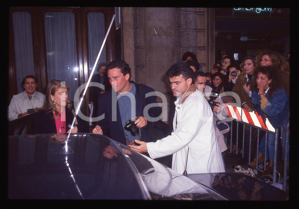 35mm vintage slide* 1990 ROMA - Ethan WAYNE di BEAUTIFUL davanti a HOTEL PLAZA