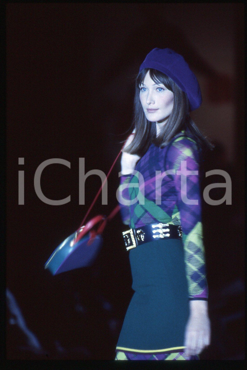 Fotografia d epoca originale 35mm vintage slide 1993 VERSACE  Carla BRUNI durante una sfilata di moda 2 1