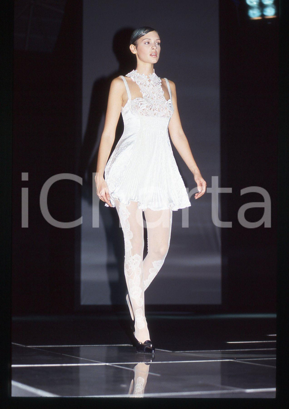 Fotografia d epoca originale 35mm vintage slide 1993 VERSACE  Carla BRUNI durante una sfilata di moda 3 1