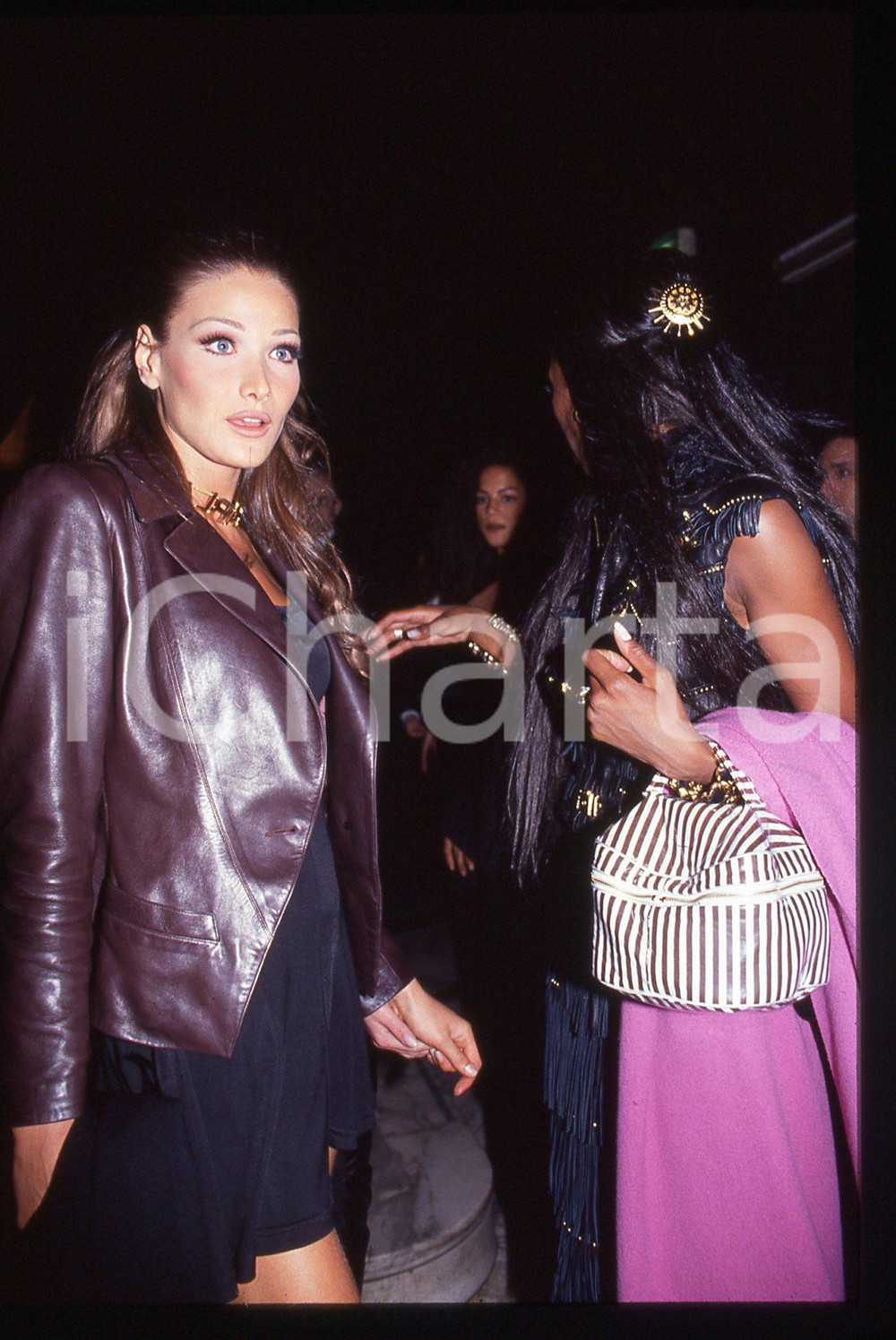 Fotografia d epoca originale 35mm vintage slide 1990ca MODA  Carla BRUNI e Naomi CAMPBELL evento VERSACE 2 1