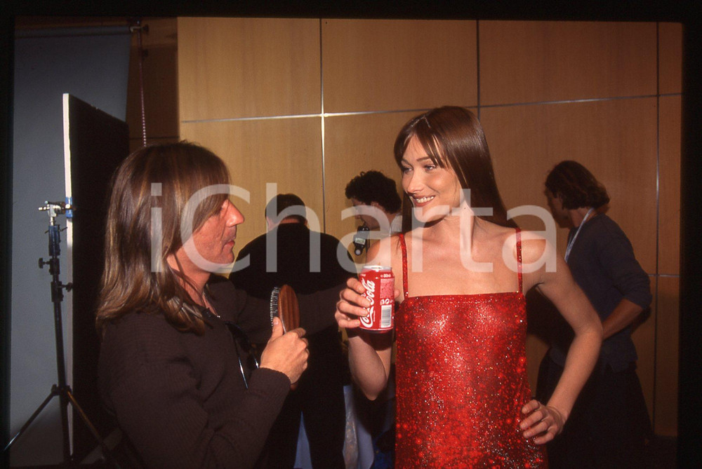 Fotografia d epoca originale 35mm vintage slide 1990ca MODA Carla BRUNI beve COCACOLA dietro le quinte  3 1