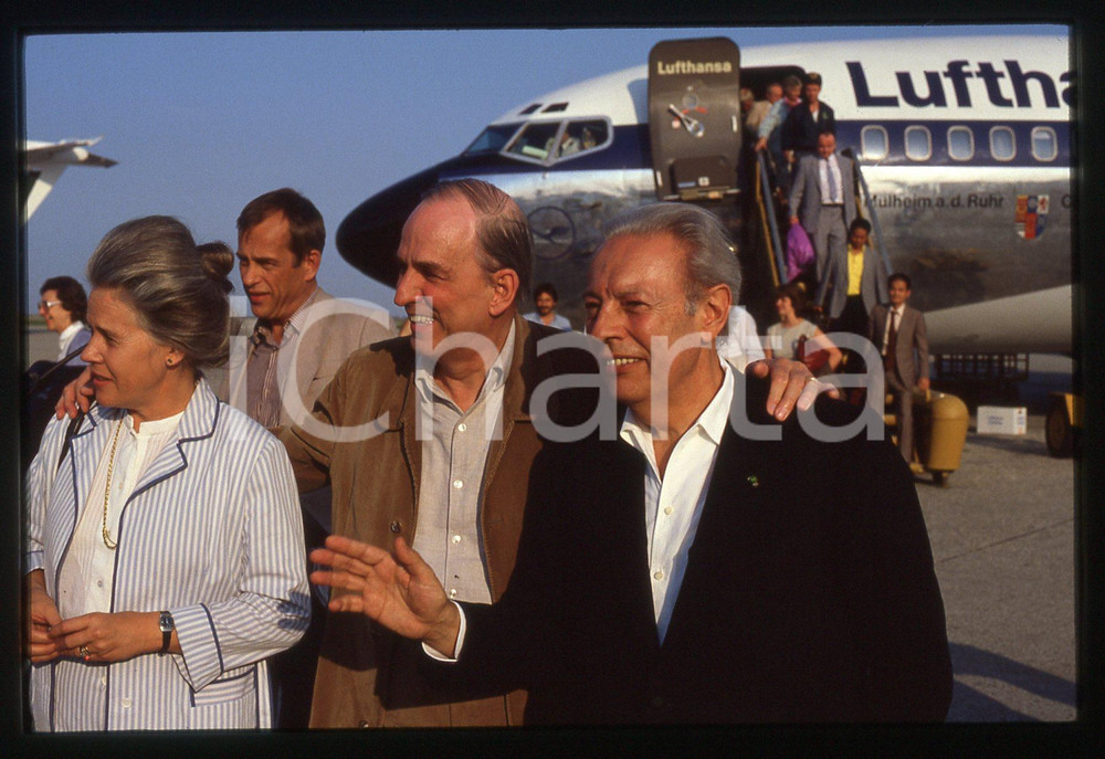 Fotografia d epoca originale 35mm vintage slide 1983 VENEZIA Ingmar BERGMAN e Ingrid VON ROSEN in aeroporto 1