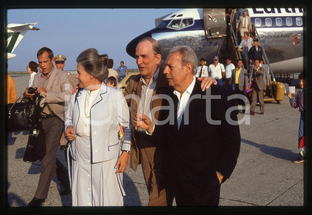 Fotografia d epoca originale 35mm vintage slide 1983 VENEZIA Ingmar BERGMAN Ingrid VON ROSEN in aeroporto 2 1