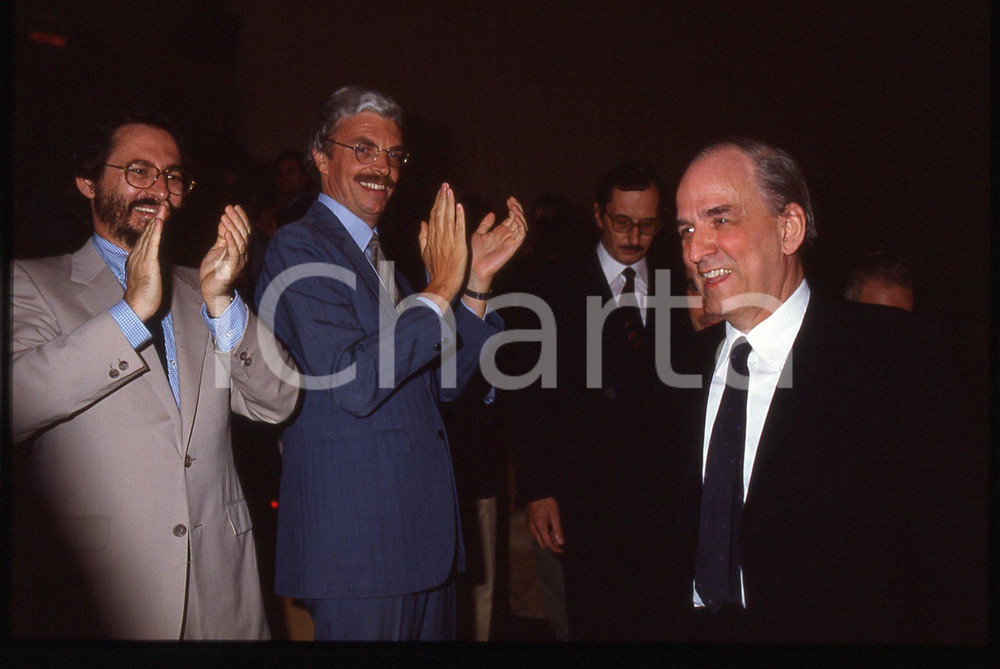 Fotografia d epoca originale 35mm vintage slide 1983 Festival di VENEZIA  Ingmar BERGMAN acclamato in sala 1
