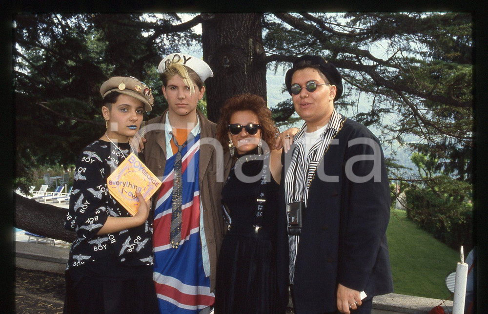Fotografia d epoca originale 35mm vintage slide 1995ca  ITALIA MUSICA Un gruppo di ammiratori di Boy GEORGE 1