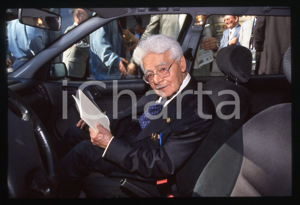 Fotografia d epoca originale 35mm vintage slide 1998 MILANO Luigi DI BELLA arriva alla Fondazione CARIPLO 1