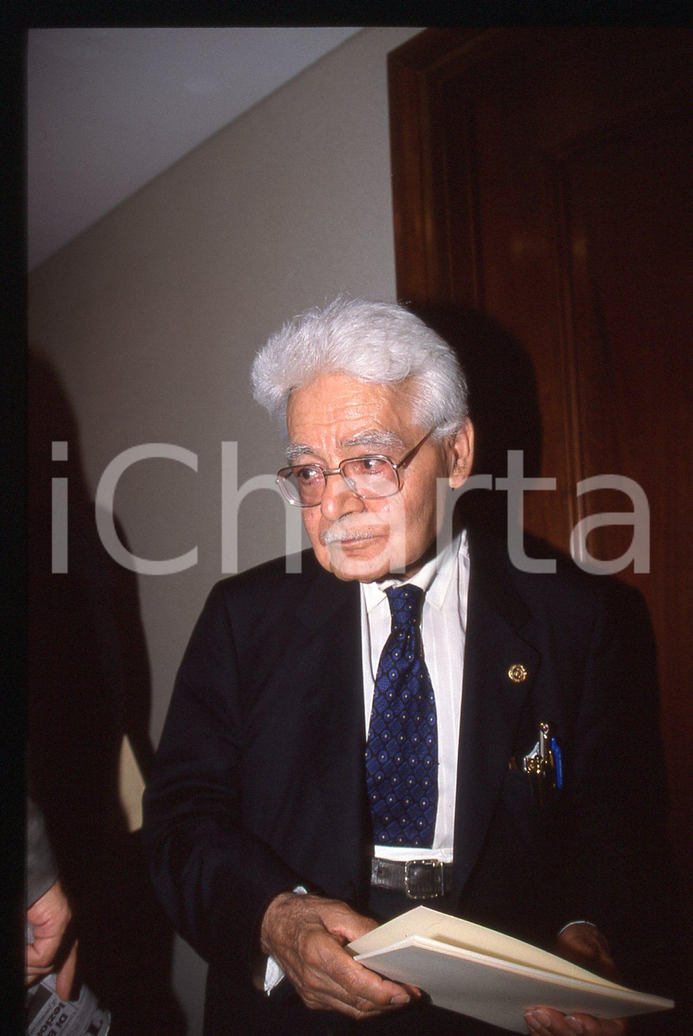 Fotografia d'epoca originale 35mm vintage slide* 1998 MILANO Luigi DI BELLA ritratto in Fondazione CARIPLO 1