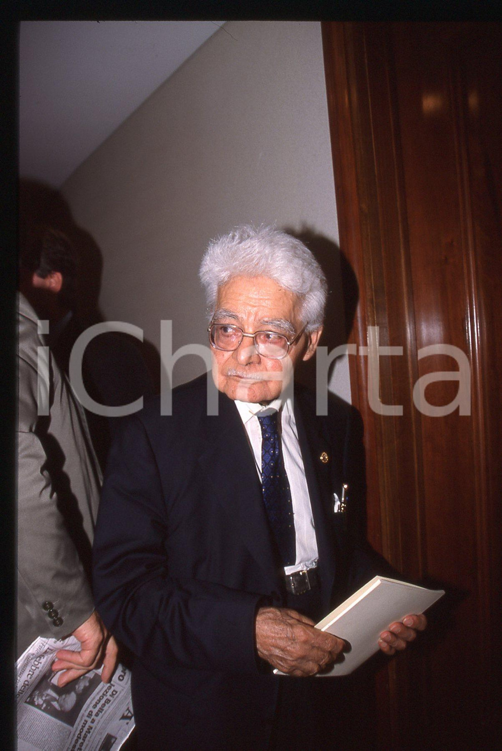 Fotografia d'epoca originale 35mm vintage slide* 1998 MILANO Luigi DI BELLA ritratto in Fondazione CARIPLO *5 1